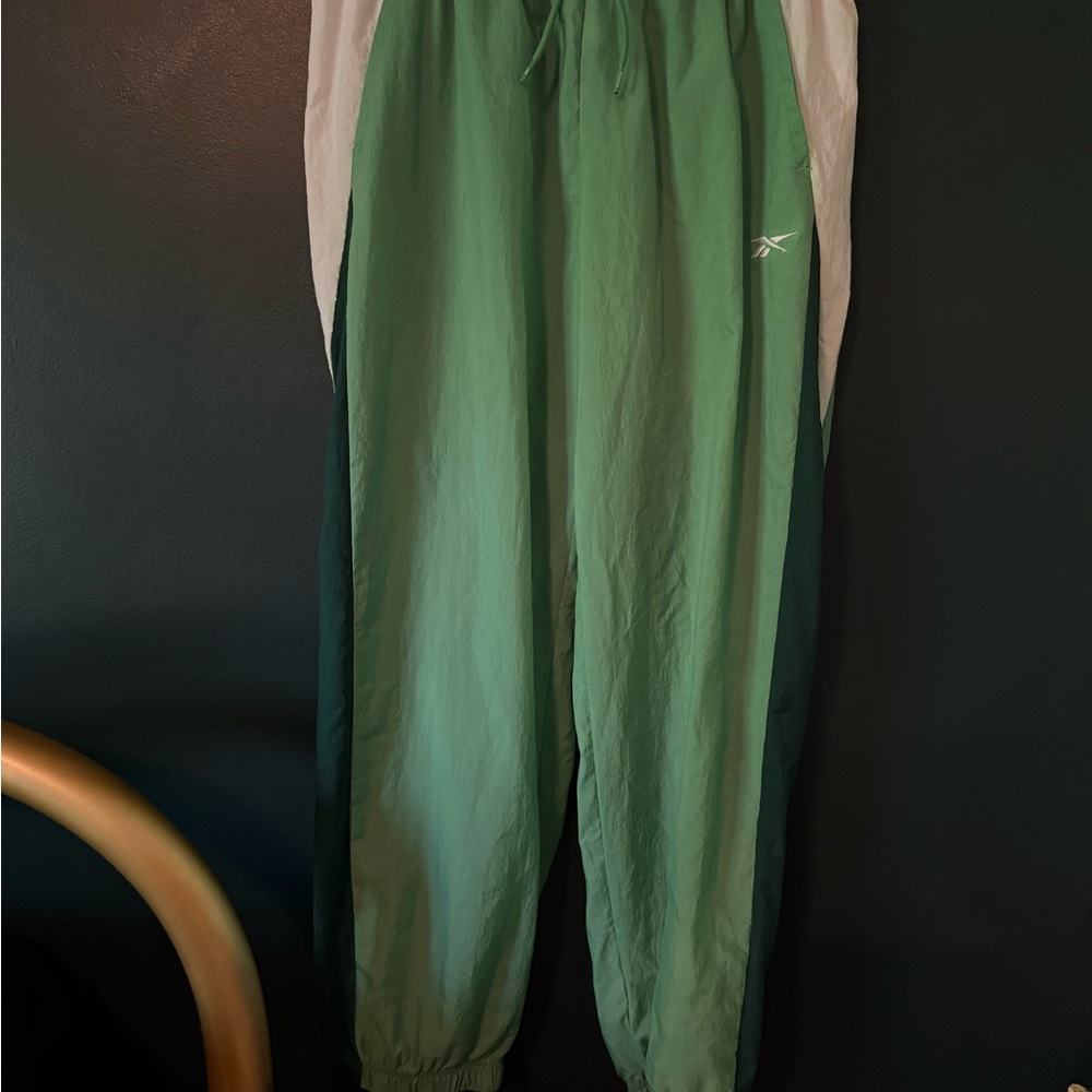 Collectible 80/90s Reebok Women's Green Joggers with White and Dark Green - Picture 5 of 7